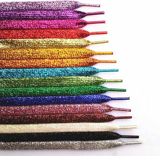 Stapel platte glitterveters in regenboogkleuren, van paars tot zwart.