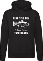 Mine's so big i have to use two hands Hoodie - vissen - visser - vis - grap - grappig - trui - sweater - capuchon