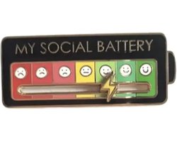 GoedeDoelen.Shop | Broche My Social Battery Black | Statement Broche | Sierpin | Autisme Awareness | Sociaal Hulpmiddel | Sociale Interactie | Sociale Batterij | Niet Storen | Afmeting 6,2 x 2,5 CM | Unisex | Wellness-House