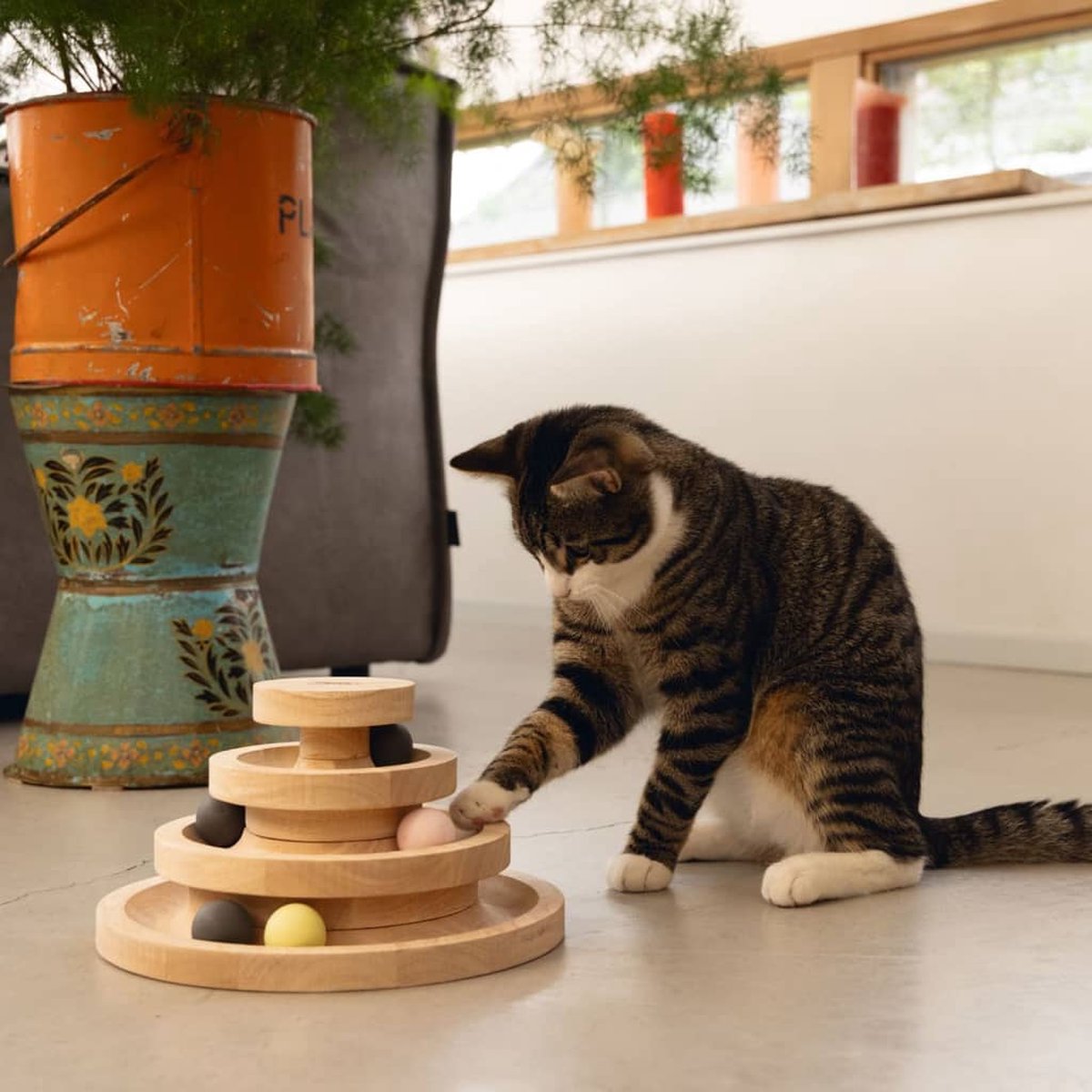 Designed by Lotte Speeltoren Mia - Kattenspeelgoed - Hout - Bruin - 26x26x14,5 cm — afbeelding 14