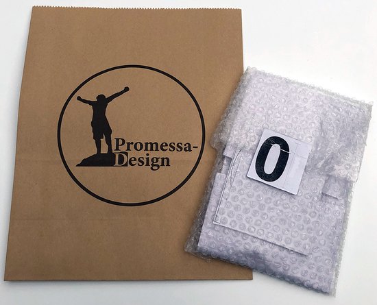 Bruine papieren tas met logo 'Promessa-Design' en een verpakt huisnummer 0 in noppenfolie.