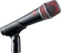 Zwarte microfoon met rood rooster, op een microfoonstandaard.