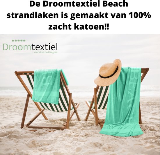 Twee strandstoelen met mintgroene strandlakens, een met een strooien hoed. Tekst: De Droomtextiel Beach strandlaken is gemaakt van 100% zacht katoen!!