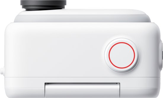 Zijaanzicht van een witte Insta360 GO 3 actiecamera met rode ring en zwarte dop, op zwarte achtergrond.