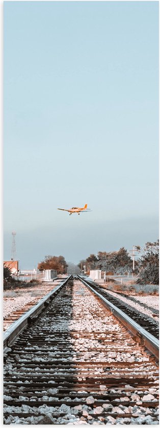 Poster (Mat) - Stuntvliegtuig Vliegend boven Treinrails - 20x60 cm Foto op Posterpapier met een Matte look