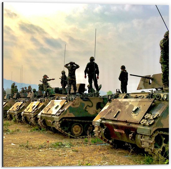 Dibond - Soldaten op Tanks in het Veld - 50x50 cm Foto op Aluminium (Met Ophangsysteem)