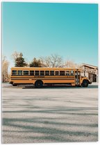 Acrylglas - Gele Schoolbus Rijdend onder Blauwe Lucht - 40x60 cm Foto op Acrylglas (Met Ophangsysteem)