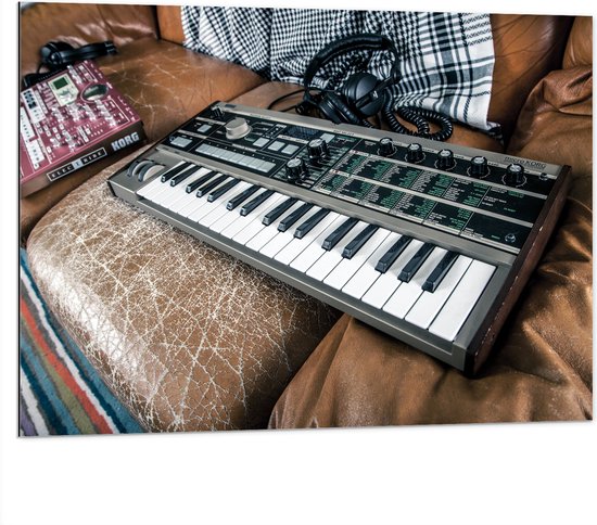 Dibond - Oud Keyboard op Bruine Leren Bank - 100x75 cm Foto op Aluminium (Met Ophangsysteem)