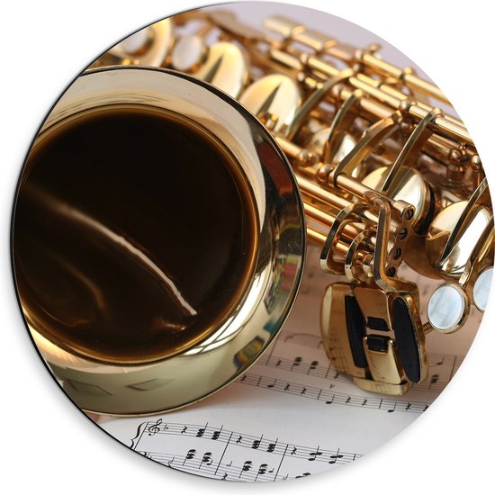 Dibond Muurcirkel - Gouden Glimmende Saxofoon op Muzieknoten Bladeren - 30x30 cm Foto op Aluminium Muurcirkel (met ophangsysteem)