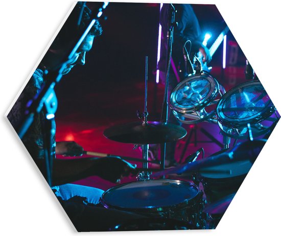 PVC Schuimplaat Hexagon - Drummer op het Podium bij Paarse Lampen - 30x26.1 cm Foto op Hexagon (Met Ophangsysteem)