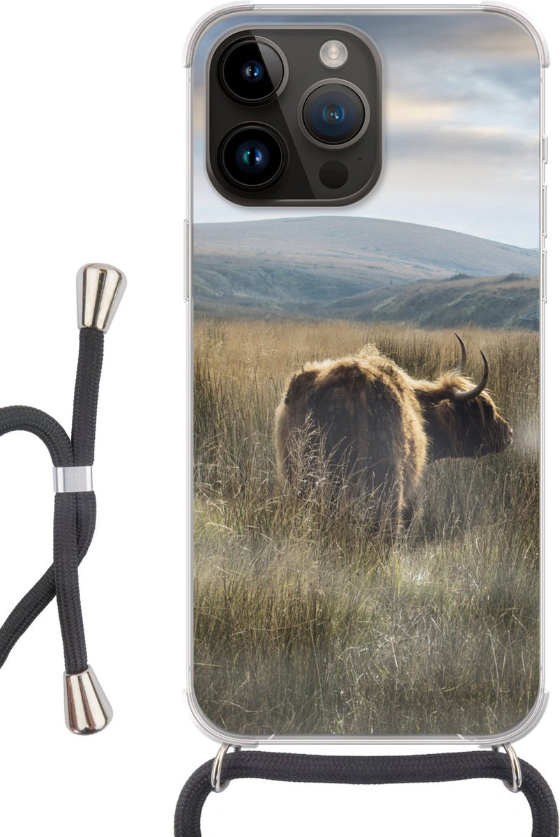 Telefoonhoesje Geschikt voor Apple Iphone 14 Pro - Schotse Hooglanders - Mist - Gras - Siliconen - Crossbody - Backcover met Koord - Telefoonhoesje met koord - Hoesje met touw Telefoonhoesje