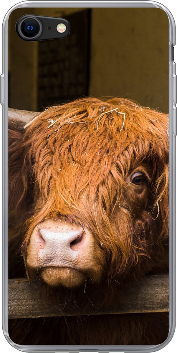 Telefoonhoesje Geschikt voor iPhone 7 hoesje - Schotse Hooglander - Boerderij - Schuur - Siliconen Telefoonhoesje Telefoonhoesje