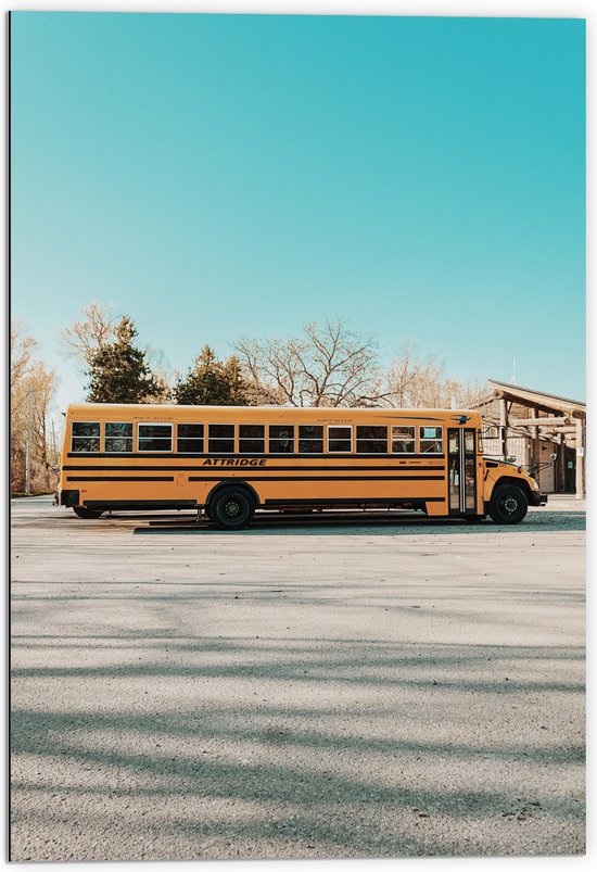 Dibond - Gele Schoolbus Rijdend onder Blauwe Lucht - 70x105 cm Foto op Aluminium (Met Ophangsysteem)