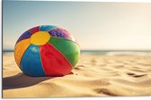 Dibond - Kleurrijke Strandbal Liggend in het Zand - 75x50 cm Foto op Aluminium (Met Ophangsysteem)