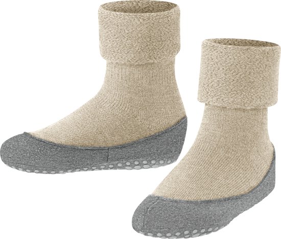 Twee beige sokken met opgerolde rand en grijze antislipzool met noppen.
