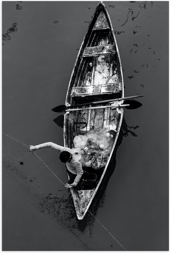Poster Glanzend – Bovenaanzicht van Visser in Houten Bootje ter Watert (Zwart-wit) - 60x90 cm Foto op Posterpapier met Glanzende Afwerking