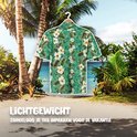 Groene Hawaii blouse met witte bloemen en bladeren, gepresenteerd voor een tropisch strand. Lichtgewicht.