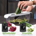 Een courgette wordt gesneden op de mandoline. Links de spiraalsnijder voor courgetti, rechts de lintsnijder voor tagliatelle-achtige slierten.
