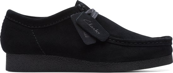 Mocassin Wallabee noir en daim avec étiquette, vu de côté.
