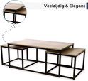 Trois tables basses avec plateaux en bois et cadres en métal noir. Les plateaux ont un grain de bois. "Polyvalent & Élégant".