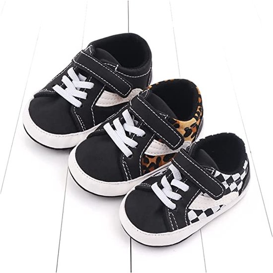 Drie babysneakers: twee zwart met schaakbordpatroon, één met luipaardprint.