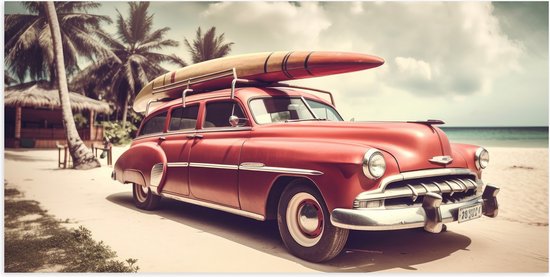 Poster Glanzend – Houten Surfplank op Dak van Rode Auto aan het Strand - 100x50 cm Foto op Posterpapier met Glanzende Afwerking