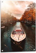 Tuinposter – Traditionele Amsterdamse Toeristenboot door de Grachten tijdens de Herfst - 60x90 cm Foto op Tuinposter (wanddecoratie voor buiten en binnen)