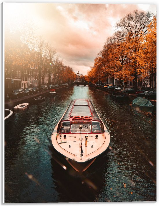 PVC Schuimplaat- Traditionele Amsterdamse Toeristenboot door de Grachten tijdens de Herfst - 30x40 cm Foto op PVC Schuimplaat