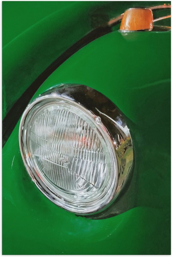 Poster (Mat) - Close-up van Ouderwetse Koplamp op Groenkleurige Auto - 40x60 cm Foto op Posterpapier met een Matte look