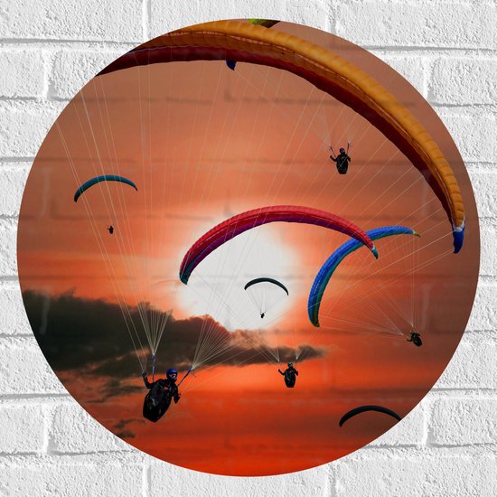 Muursticker Cirkel - Grote Groep Paragliders tijdens Roodkleurige Zonsondergang - 60x60 cm Foto op Muursticker