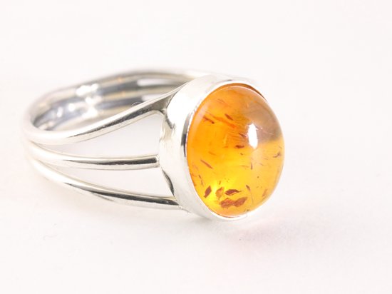 Opengewerkte zilveren ring met amber - maat 17.5