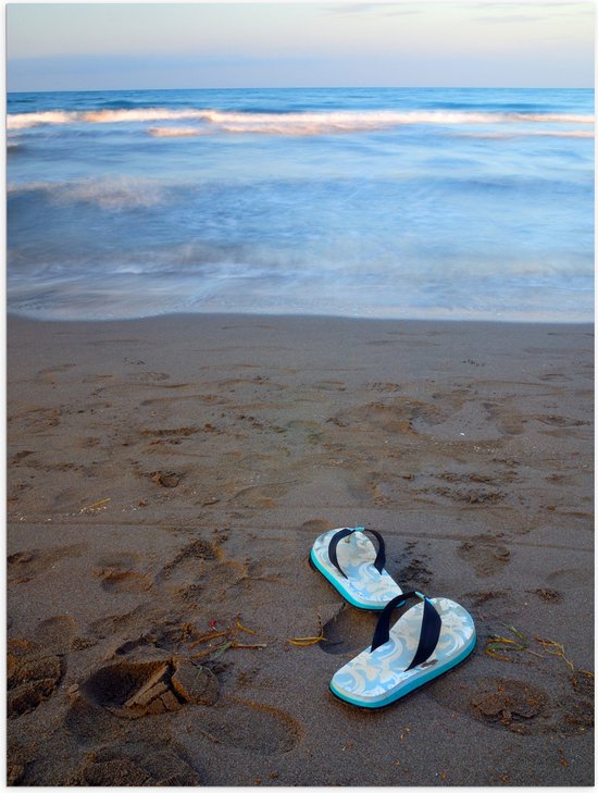 Poster (Mat) - Blauw met Witte Zomerse Slippers op het Strand - 30x40 cm Foto op Posterpapier met een Matte look