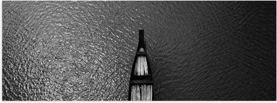 Poster Glanzend – Bovenaanzicht van Houten Boot Varend over het Water (Zwart- wit) - 60x20 cm Foto op Posterpapier met Glanzende Afwerking
