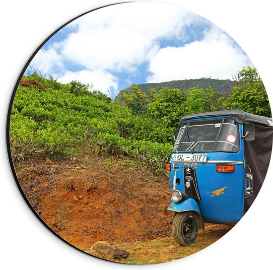 Dibond Muurcirkel - Blauwe Tuktuk Geparkeerd voor Heuvel - 20x20 cm Foto op Aluminium Muurcirkel (met ophangsysteem)