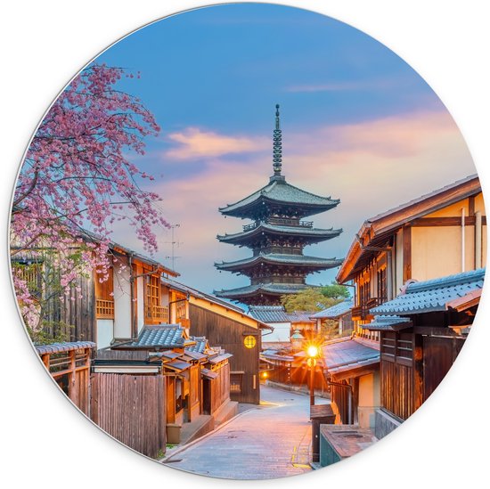 PVC Schuimplaat Muurcirkel - Bloesemboom bij Boeddhistische Hōkan-ji Tempel in Kioto, Japan - 70x70 cm Foto op Muurcirkel (met ophangsysteem)