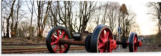 Dibond - Onderstel van Voertuig met Rode Wielen in Kaal Bos - 120x40 cm Foto op Aluminium (Met Ophangsysteem)