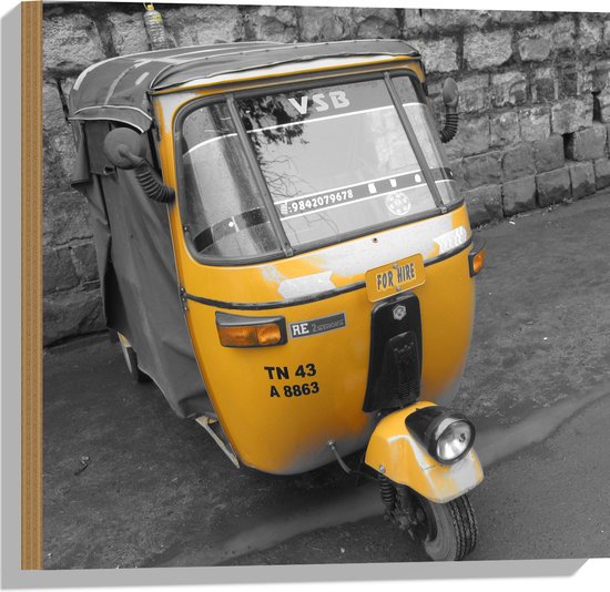 Hout - (Deels) Gele Tuktuk Geparkeerd op Stoep (Zwart- wit) - 50x50 cm - 9 mm dik - Foto op Hout (Met Ophangsysteem)