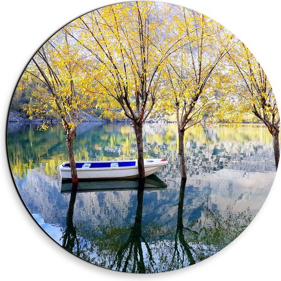 Dibond Muurcirkel - Wit met Blauwe Vissersboot op het Water bij het Bos - 30x30 cm Foto op Aluminium Muurcirkel (met ophangsysteem)