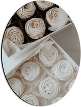 Dibond Ovaal - Cupcakes in Doosjes met Witte Botercrème - 30x40 cm Foto op Ovaal (Met Ophangsysteem)