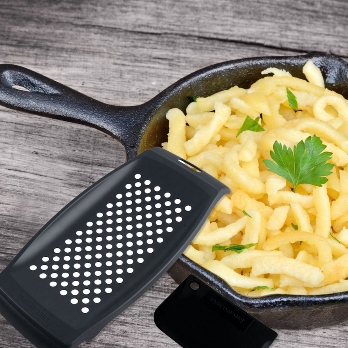 FACKELMANN Chefkok Spätzle Rasp met schraper – tweedelige rasp in grijs/groen – ideaal voor spätzle & knopen – spätzlepers met schraper voor eenvoudig doordrukken