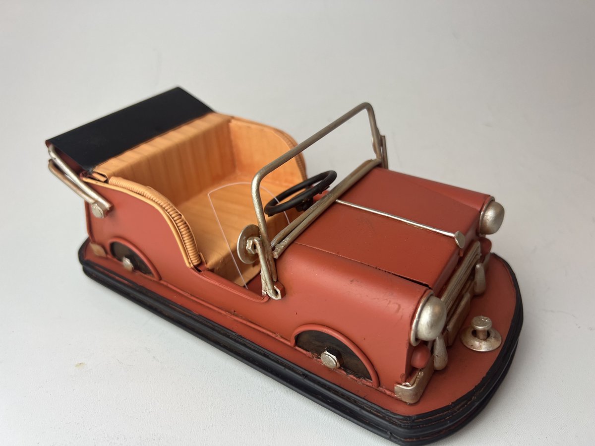 Retro botsauto in het oranje