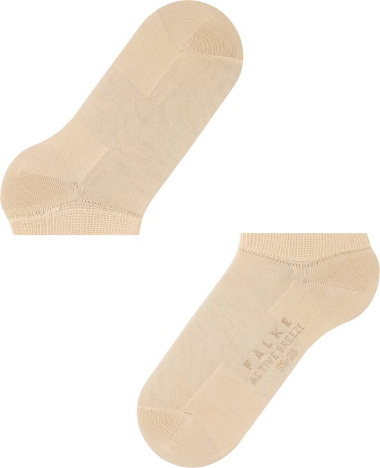 Twee beige Falke Active Breeze sokken: één zonder voet en één met de tekst 'FALKE ACTIVE BREEZE'.