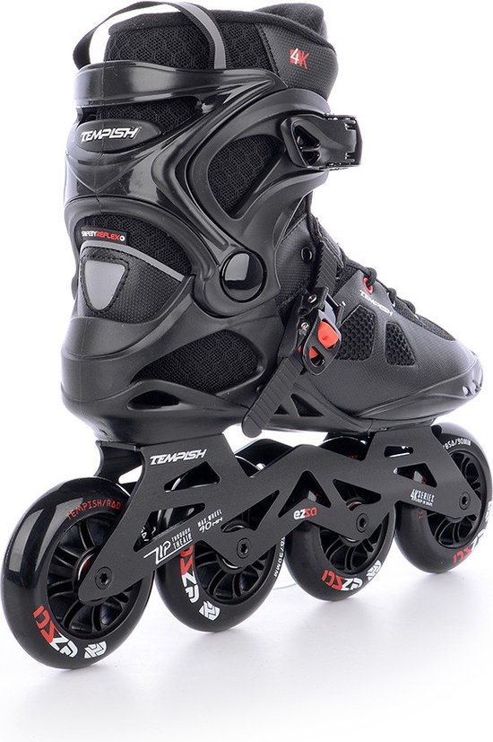 Zwarte skatere met vier wielen, rode logo's, veters en gespen, met 'Tempish' op de wielen.