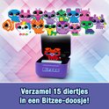 Paars Bitzee-doosje met rood-oranje Bitzee-figuur. Boven een rij van 15 pixel-diertjes. Tekst: Verzamel 15 diertjes in een Bitzee-doosje!