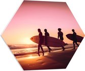 PVC Schuimplaat Hexagon - Groep Surfers op Weg naar de Zee tijdens Zonsondergang - 60x52.2 cm Foto op Hexagon (Met Ophangsysteem)