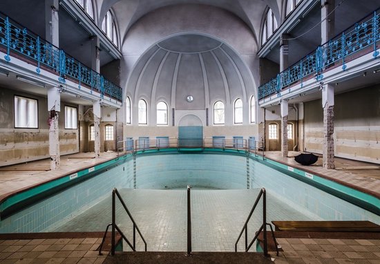 Papier peint photo - Papier peint intissé - Piscine dans un bâtiment ancien - 312 x 219 cm