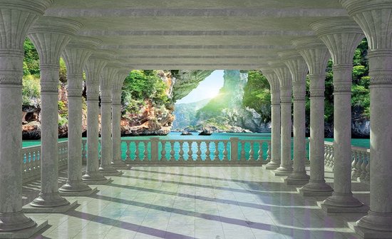 Une terrasse avec des colonnes, entourée de verdure, donnant sur une mer turquoise avec des rochers et une grotte.