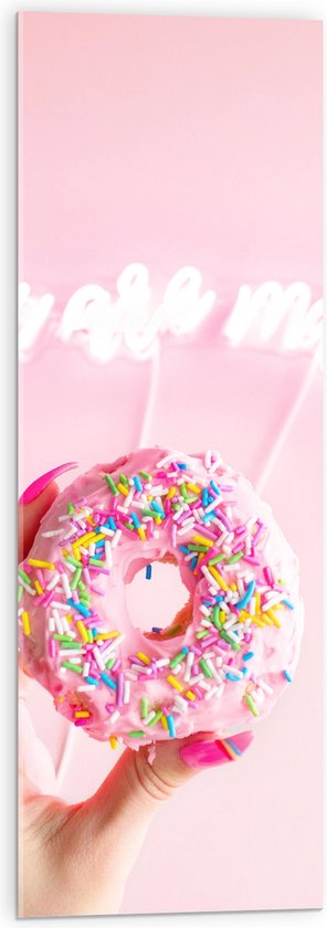 Acrylglas - Roze Donut Versierd met Discodip in Hand met Roze Nagels - 30x90 cm Foto op Acrylglas (Met Ophangsysteem)