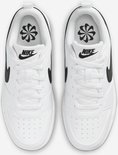 Witte Nike sneakers met zwarte Swoosh en opdruk op de binnenzool.