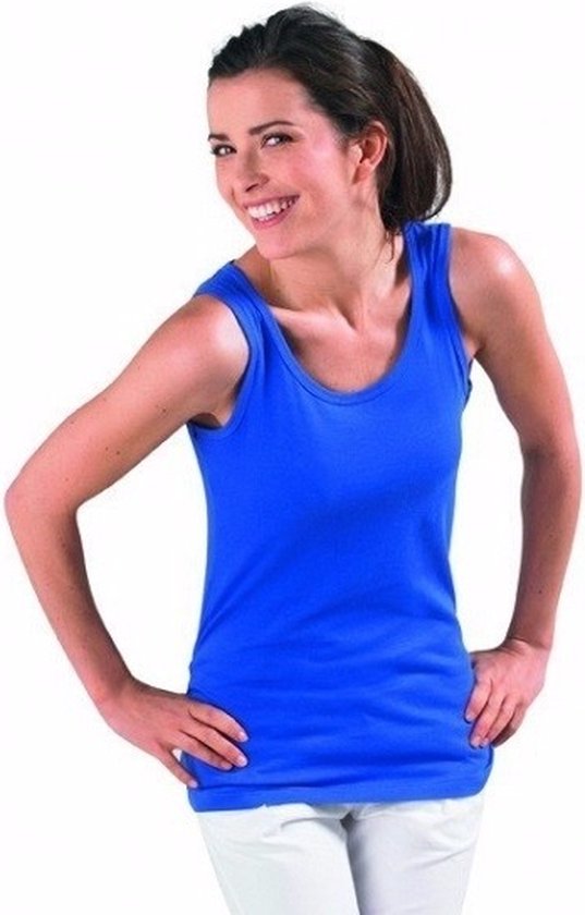 Model draagt een blauw mouwloos shirt van katoen.